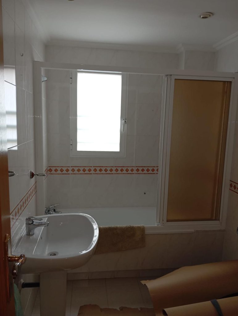 Baño con ducha moderna limpia