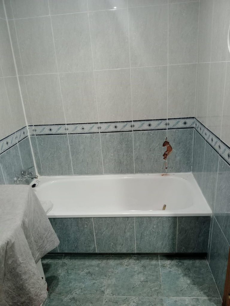 Baño con ducha moderna limpia