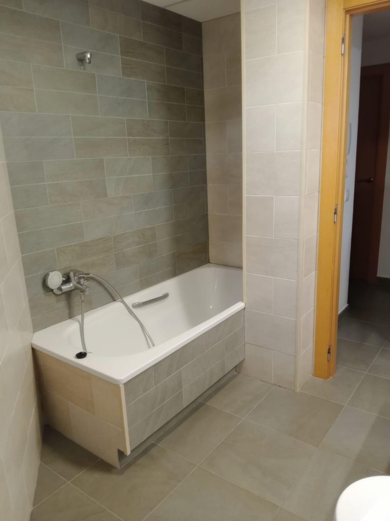Baño con ducha y lavabo