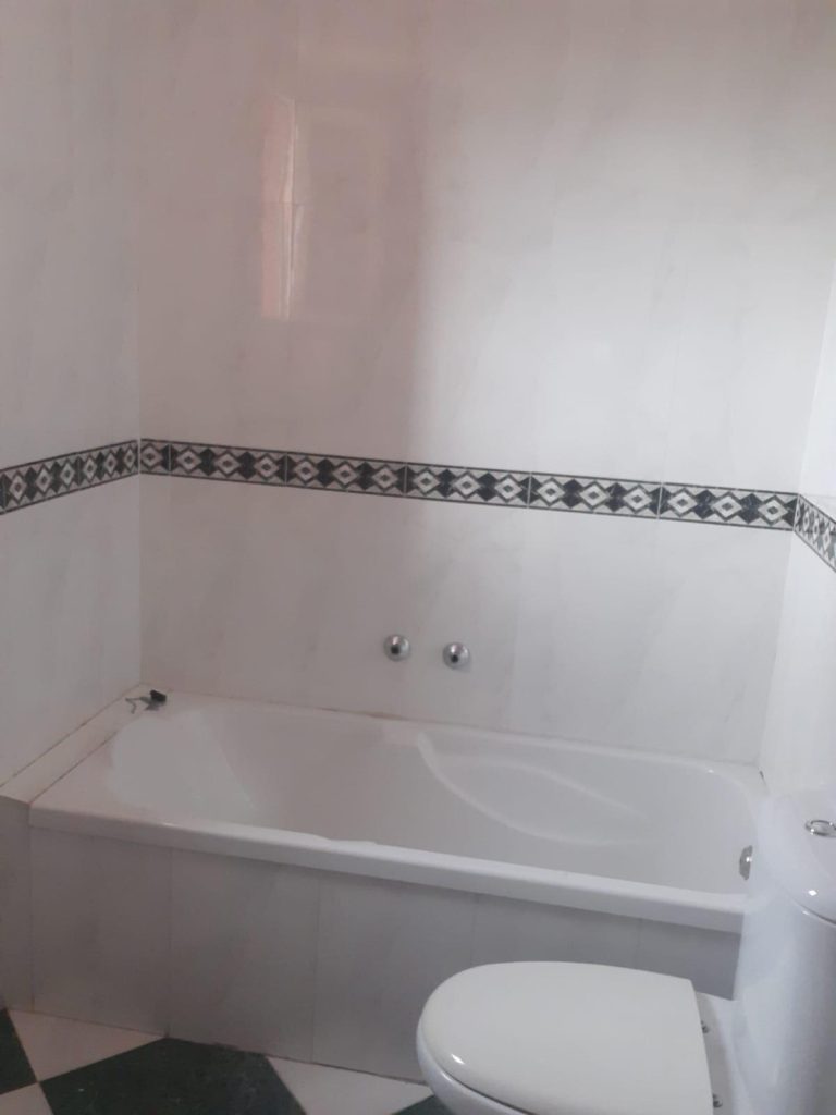 Baño con bañera y inodoro