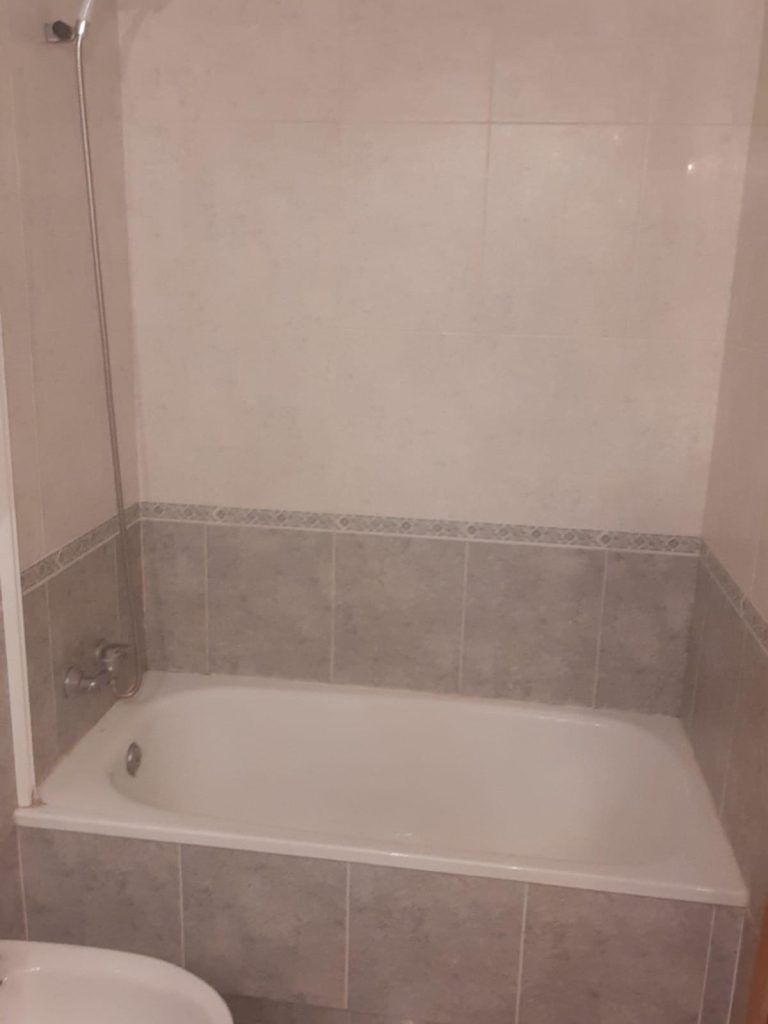 Baño con bañera y inodoro