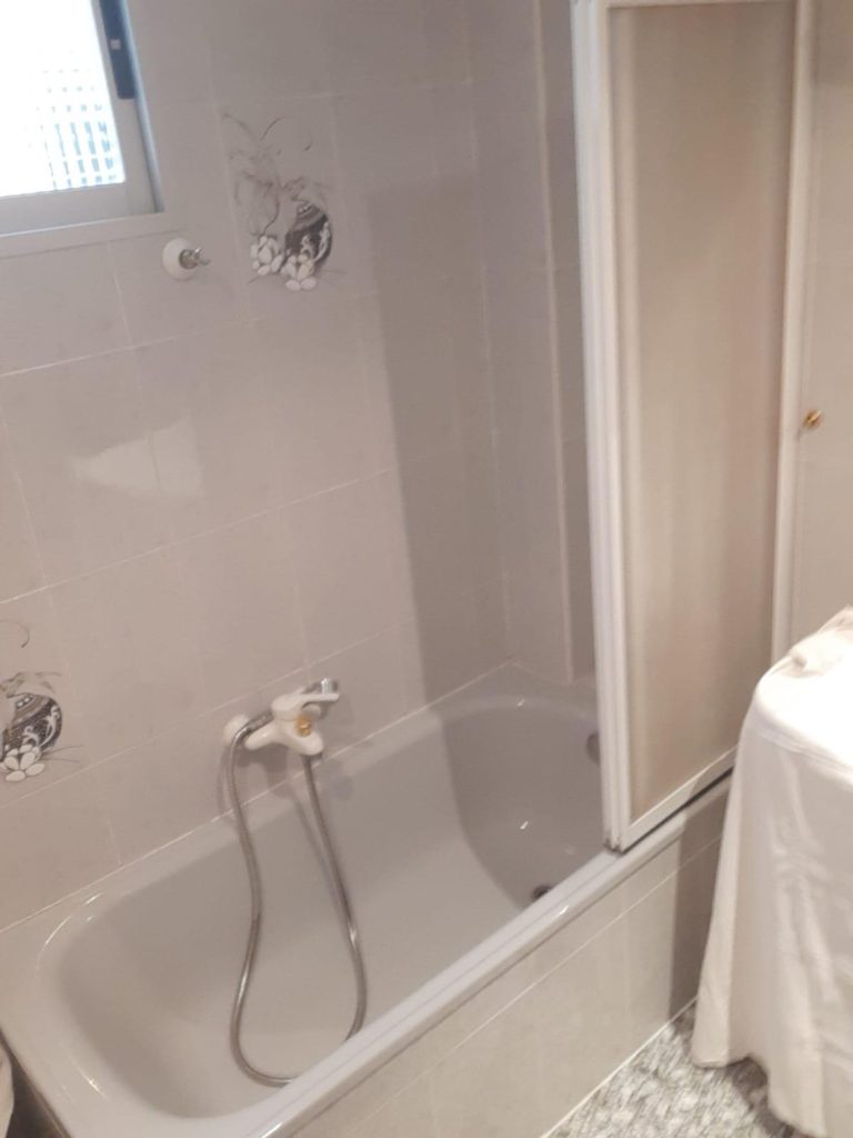 Baño con ducha y lavabo