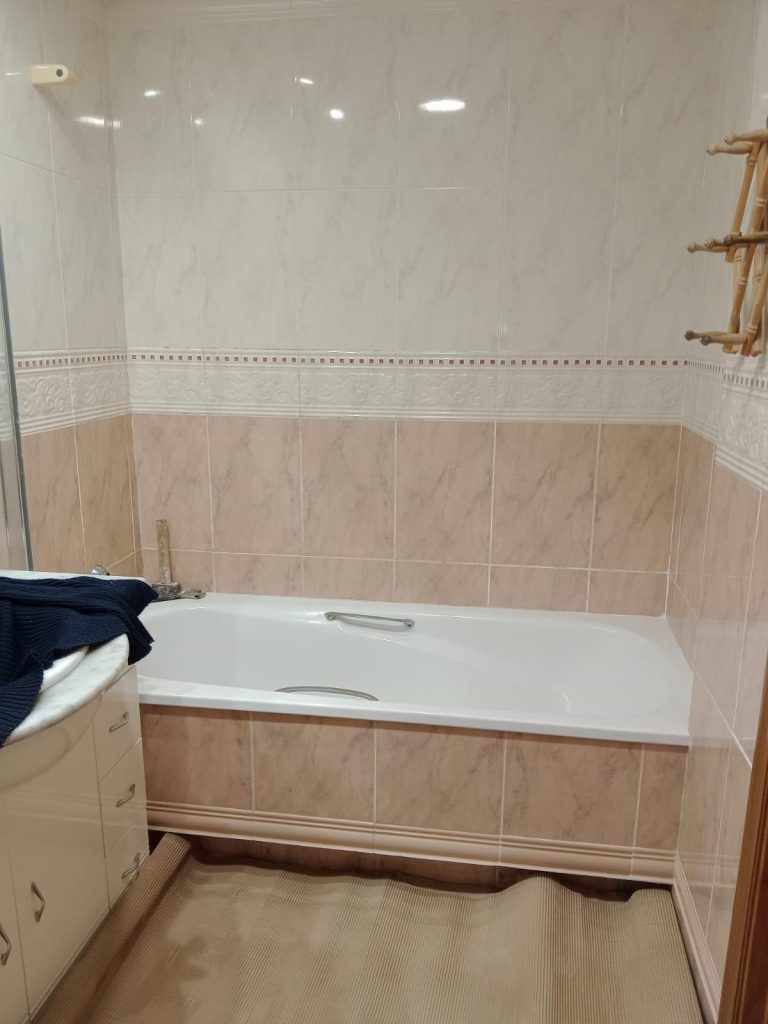 Baño con ducha y bañera
