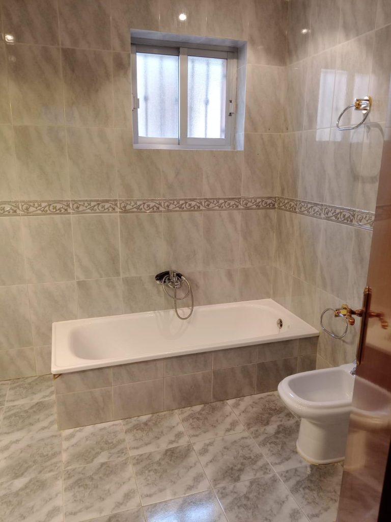 Baño con bañera y ducha