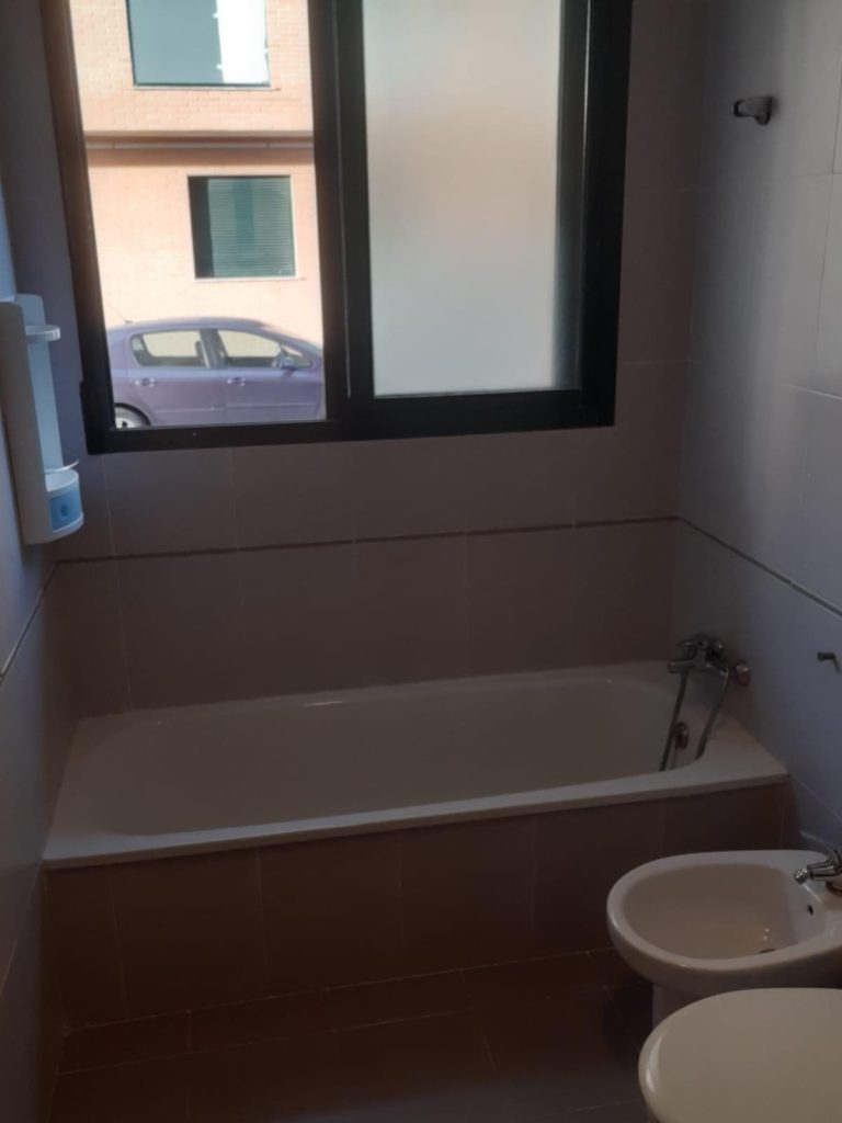 Baño con ducha y lavabo