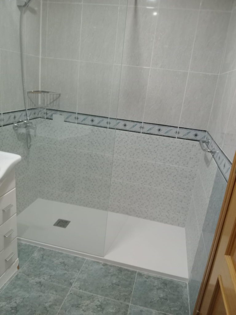 Baño con ducha y lavabo