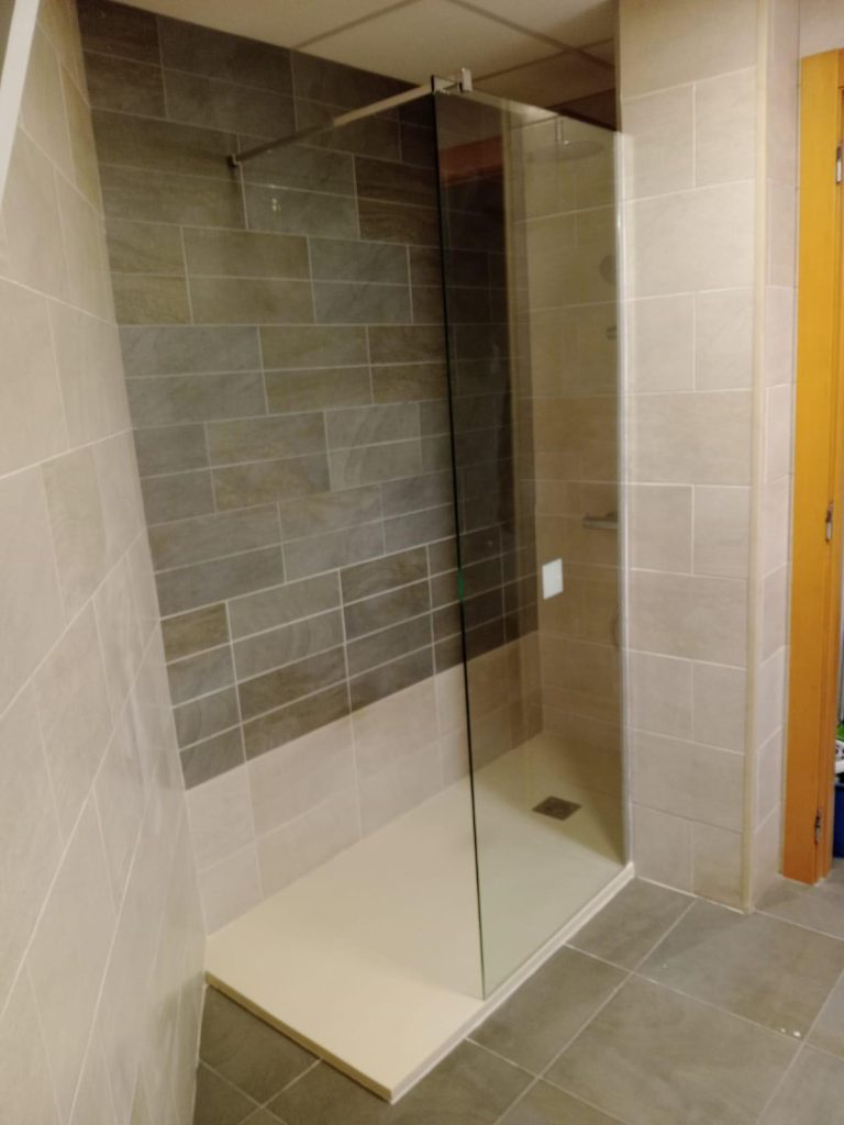 Baño con bañera y inodoro