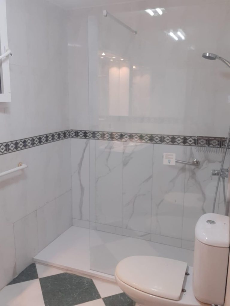 Baño con bañera y inodoro