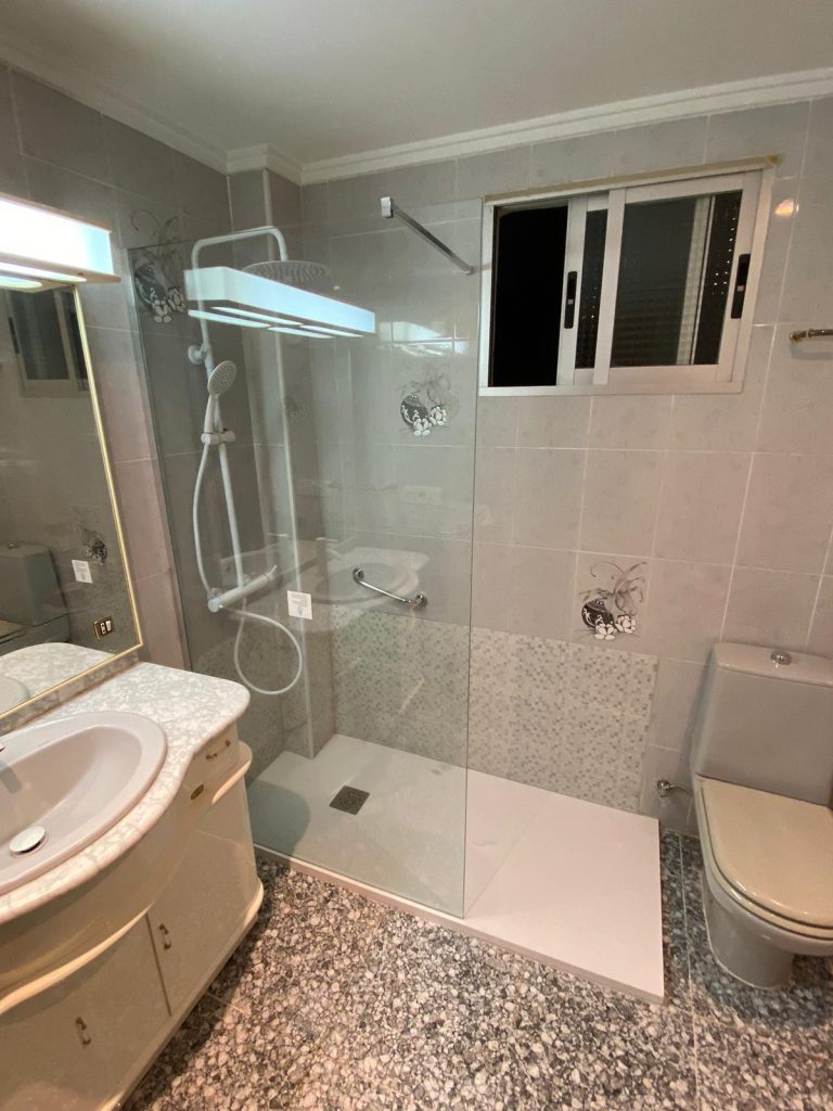 Baño con bañera y ducha