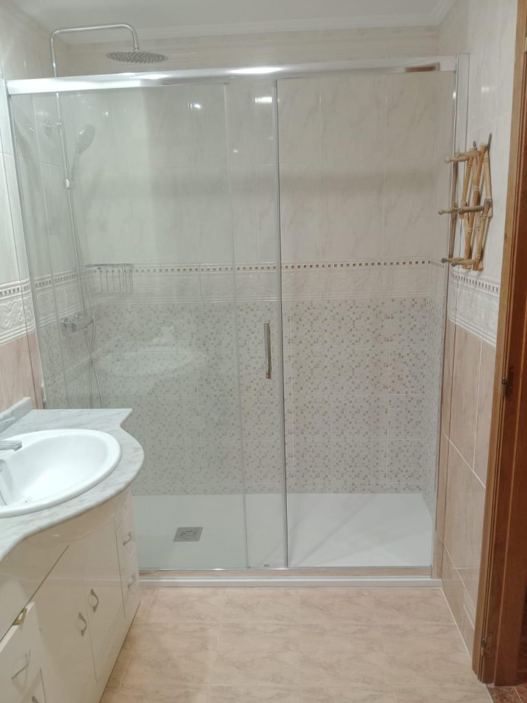 Baño con bañera moderna