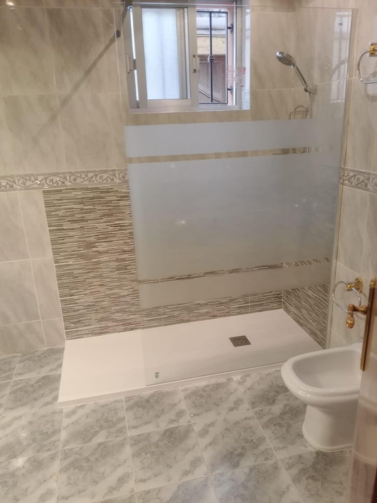Baño con bañera y ducha