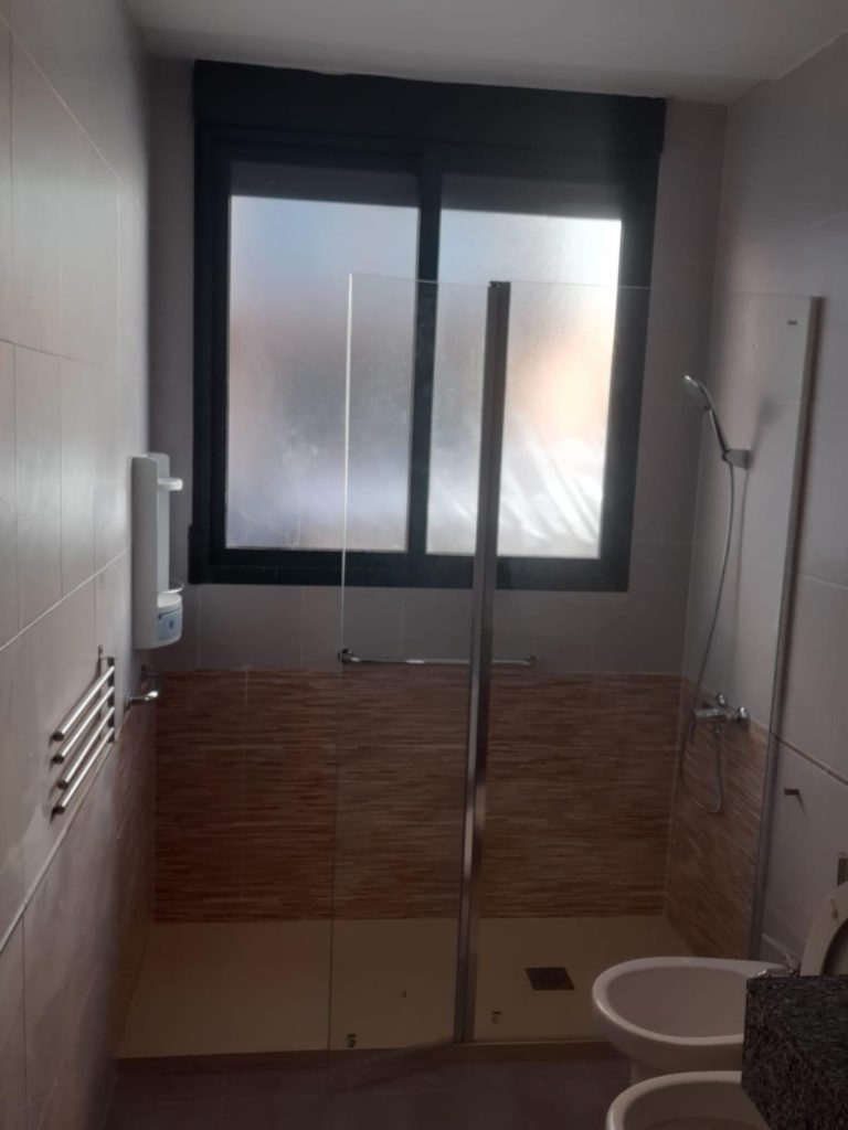 Baño con bañera moderna
