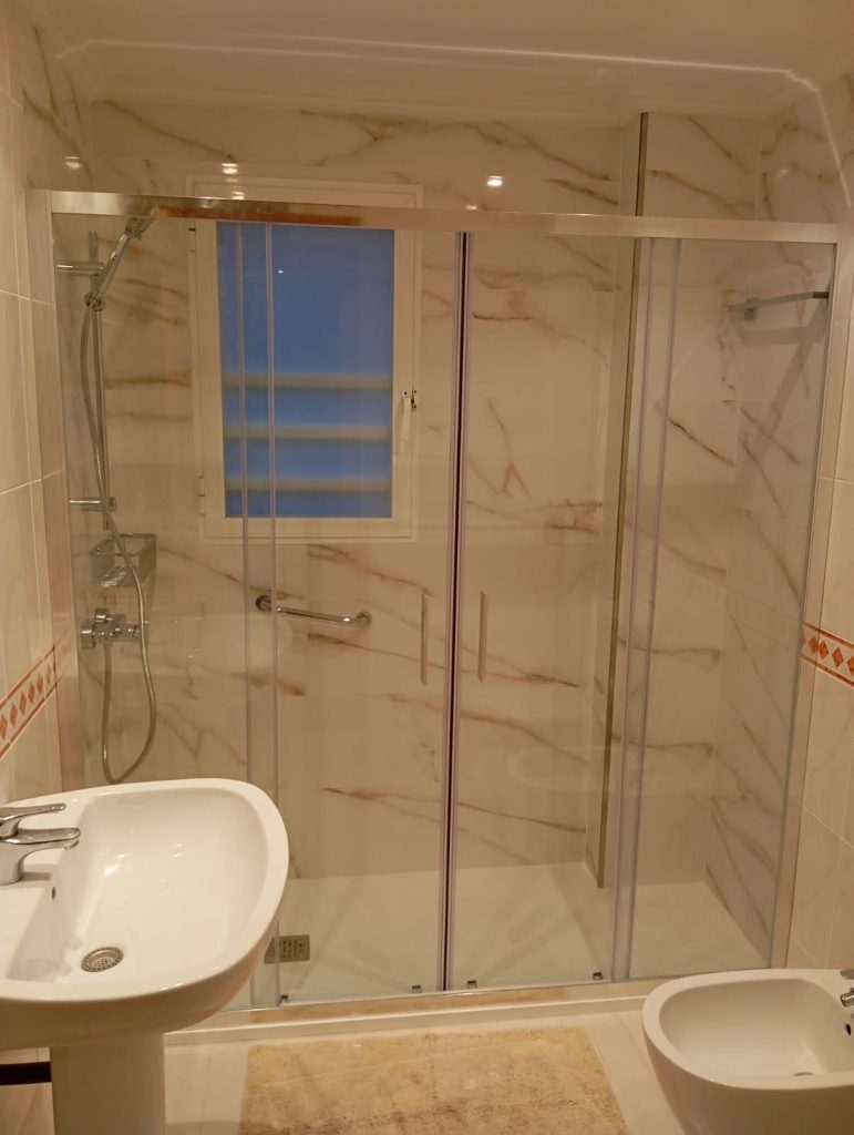 Baño con bañera y ducha