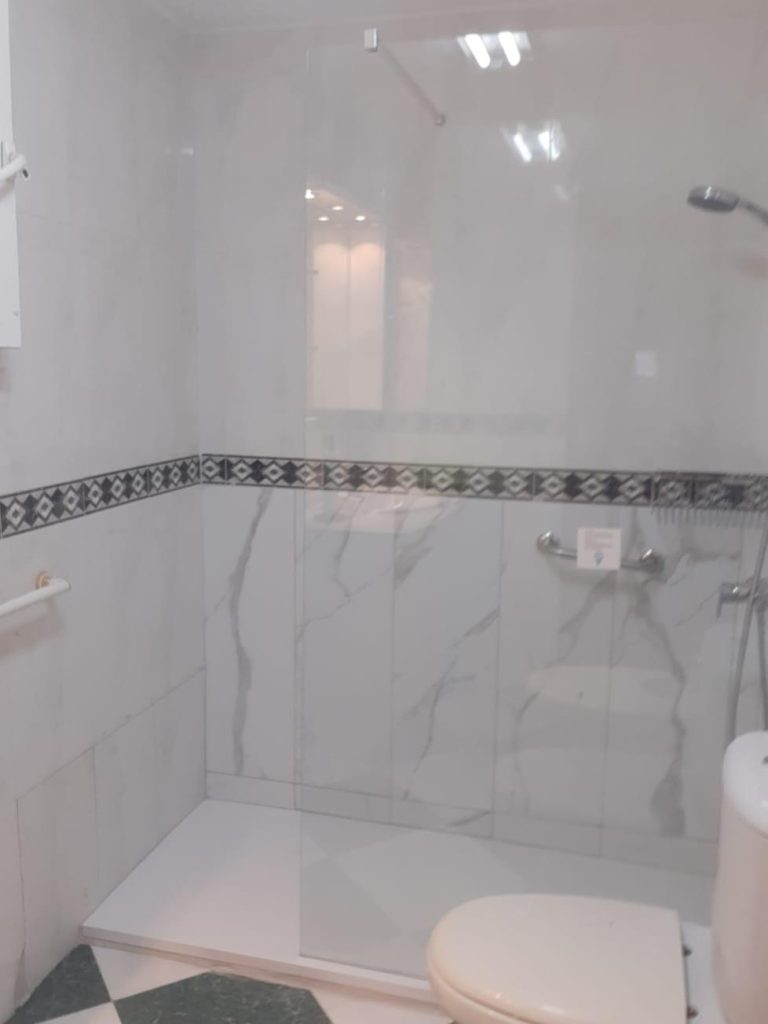 Baño con bañera y inodoro