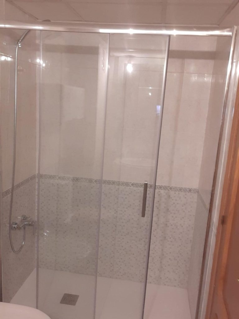 Baño con ducha y lavabo